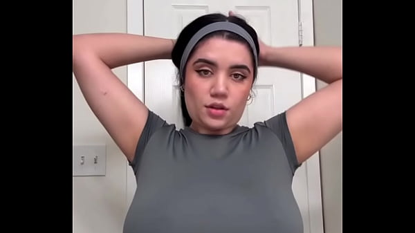 Tremenda mujer tetona da una buena chupada