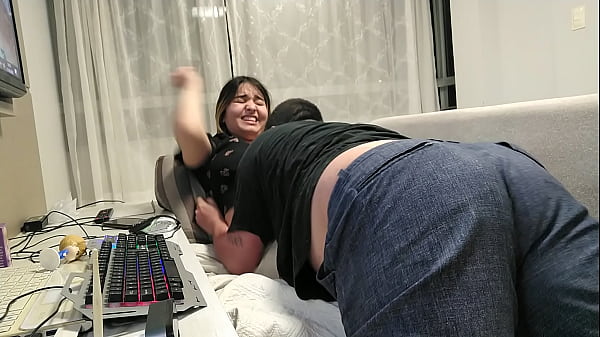 A NINFETINHA NOVINHA ADORA SODOMIZAR O VELHINHO