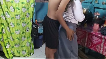Ngentot adik ipar di dapur, ketika mau berangkat sekolah